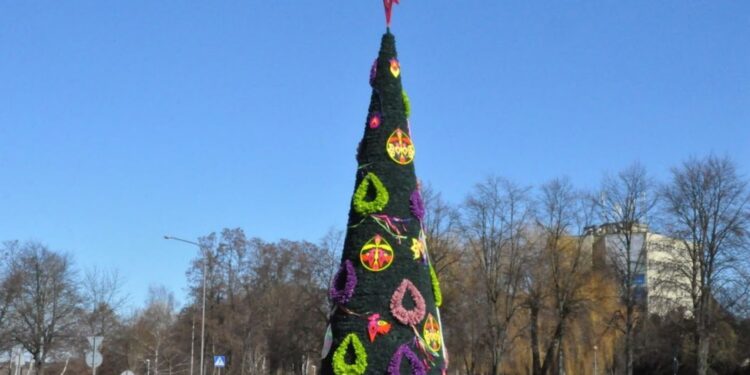 RADIO KOSZALIN. Wielkanocna choinka? W centrum Piły podziwiać można wyjątkową świąteczną dekorację - Radio Kielce Radio Koszalin