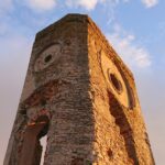 27.03.2021. Ujazd. Wieża zegarowa na zamku Krzyżtopór / Emilia Sitarska / Radio Kielce