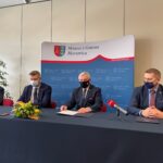 08.03.2021 Morawica. Podpisanie listu intencyjnego w sprawie Obic. Na zdjęciu od lewej: Marian Buras - burmistrz Morawicy, Bogdan Wenta - prezydent Kielc, Andrzej Bętkowski - marszałek województwa świętokrzyskiego, Paweł Wójcik - burmistrz Chmielnika / Michał Kita / Radio Kielce