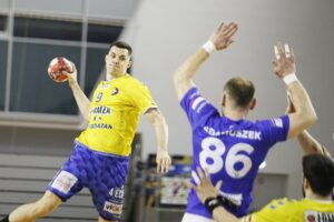 06.03.2021 Kielce. Piłka ręczna mężczyzn. PGNiG Superliga. Mecz Łomża Vive Kielce - Górnik Zabrze. Z piłką Cezary Surgiel / Jarosław Kubalski / Radio Kielce