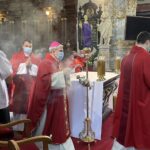 28.03.2021 Sandomierz. Bazylika katedralna. Msza święta w Niedzielę Palmową. W środku: biskup Krzysztof Nitkiewicz / Grażyna Szlęzak-Wójcik / Radio Kielce