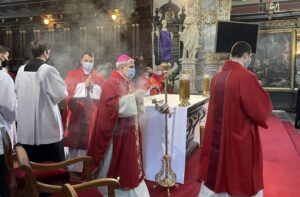 28.03.2021 Sandomierz. Bazylika katedralna. Msza święta w Niedzielę Palmową. W środku: biskup Krzysztof Nitkiewicz / Grażyna Szlęzak-Wójcik / Radio Kielce