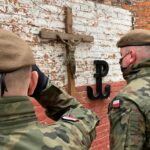 1.03.2021 Miejsca pamięci. Terytorialsi składali kwiaty i znicze / ppor. OT Daniel Woś / ŚBOT