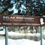 21.02.2021 Wszechświęte. Znak wskazujący miejsce urodzenia pisarza / Emilia Sitarska / Radio Kielce