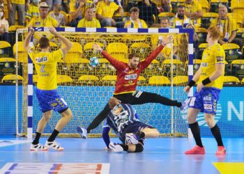 23.09.2020 Kielce. Liga Mistrzów. Mecz Łomża Vive Kielce - MOL Pick Szeged. Na zdjęciu (w środku): Andreas Wolff / Wiktor Taszłow / Radio Kielce