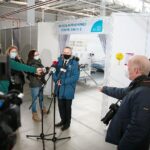 19.03.2021. Kielce. Konferencja wojewody w szpitalu tymczasowym. Na zdjęciu (w środku): Zbigniew Koniusz - wojewoda świętokrzyski / Wiktor Taszłow / Radio Kielce