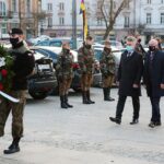19.03.2021. Kielce. Plac Wolności. Pomnik Józefa Piłsudskiego. Uroczystości z okazji imienin Marszałka. Na zdjęciu (od lewej): Krzysztof Słoń - senator PiS, Rafał Nowak - wicewojewoda świętokrzyski / Wiktor Taszłow / Radio Kielce