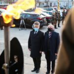 19.03.2021. Kielce. Plac Wolności. Pomnik Józefa Piłsudskiego. Uroczystości z okazji imienin Marszałka. Na zdjęciu (od lewej): Krzysztof Słoń - senator PiS, Rafał Nowak - wicewojewoda świętokrzyski / Wiktor Taszłow / Radio Kielce