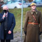 19.03.2021. Kielce. Plac Wolności. Pomnik Józefa Piłsudskiego. Uroczystości z okazji imienin Marszałka. Na zdjęciu (od lewej): Rafał Nowak - wicewojewoda świętokrzyski, Dionizy Krawczyński - prezes Stowarzyszenia Rekonstrukcji Historycznych Jodła / Wiktor Taszłow / Radio Kielce