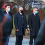 19.03.2021. Kielce. Plac Wolności. Pomnik Józefa Piłsudskiego. Uroczystości z okazji imienin Marszałka. Na zdjęciu (od lewej): Szczepan Skorupski - sekretarz miasta Kielce, Rafał Nowak - wicewojewoda świętokrzyski, Krzysztof Słoń - senator PiS / Wiktor Taszłow / Radio Kielce