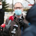 23.03.2021. Kielce. Wojewoda przekazuje sprzęt medyczny szpitalom. Na zdjęciu: Krzysztof Słonina - dyrektor Szpitala Powiatowego w Pińczowie / Wiktor Taszłow / Radio Kielce