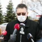 23.03.2021. Kielce. Wojewoda przekazuje sprzęt medyczny szpitalom. Na zdjęciu: Artur Lepiarczyk – dyrektor Szpitala Kieleckiego / Wiktor Taszłow / Radio Kielce