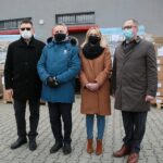 23.03.2021. Kielce. Wojewoda przekazuje sprzęt medyczny szpitalom. Na zdjęciu (od lewej): Artur Lepiarczyk – dyrektor Szpitala Kieleckiego, Zbigniew Koniusz - wojewoda świętokrzyski, Agnieszka Nawrot - pełnomocnik zarządu Szpitala Kieleckiego, Krzysztof Słonina - dyrektor Szpitala Powiatowego w Pińczowie / Wiktor Taszłow / Radio Kielce