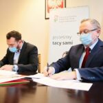 24.03.2021 Kielce. Podpisanie umowy z PFRON. Na zdjęciu (od lewej): Piotr Kwiatkowski - właściciel fabryki mebli Meblodex-Bis, Andrzej Michalski - dyrektor świętokrzyskiego oddziału PFRON / Wiktor Taszłow / Radio Kielce