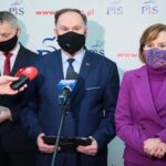 25.03.2021. Kielce. Konferencja Prawa i Sprawiedliwości. Na zdjęciu (od lewej): Zbigniew Koniusz - wojewoda świętokrzyski, Marek Kwitek - poseł, Anna Krupka - wiceminister sportu / Wiktor Taszłow / Radio Kielce