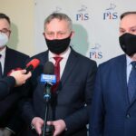 25.03.2021. Kielce. Konferencja Prawa i Sprawiedliwości. Na zdjęciu (od lewej): Sławomir Kopacz - wójt Bielin, Zbigniew Koniusz - wojewoda świętokrzyski, Marek Kwitek - poseł / Wiktor Taszłow / Radio Kielce