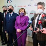 25.03.2021. Kielce. Konferencja Prawa i Sprawiedliwości. Na zdjęciu (od lewej): Sławomir Kopacz - wójt Bielin, Zbigniew Koniusz - wojewoda świętokrzyski, Marek Kwitek - poseł, Anna Krupka - wiceminister sportu, Krzysztof Słoń - senator / Wiktor Taszłow / Radio Kielce