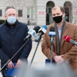 25.03.2021. Kielce. Konferencja Platformy Obywatelskiej. Na zdjęciu (od lewej): Bartłomiej Sienkiewicz - poseł, Michał Braun - radny / Wiktor Taszłow / Radio Kielce