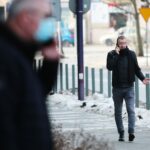 24.02.2021. Kielce. Ludzie nie zakrywaja nosa i ust / Wiktor Taszłow / Radio Kielce
