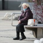 24.02.2021. Kielce. Ludzie nie zakrywaja nosa i ust / Wiktor Taszłow / Radio Kielce