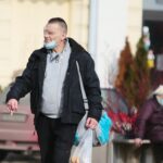 24.02.2021. Kielce. Ludzie nie zakrywaja nosa i ust / Wiktor Taszłow / Radio Kielce