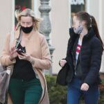 24.02.2021. Kielce. Ludzie nie zakrywaja nosa i ust / Wiktor Taszłow / Radio Kielce