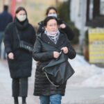 24.02.2021. Kielce. Ludzie nie zakrywaja nosa i ust / Wiktor Taszłow / Radio Kielce