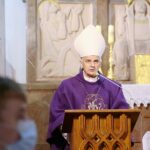 26.03.2021. Masłów. Modlitewne spotkanie upamiętniające Ojca świętego Jana Pawła II. Na zdjęciu biskup Marian Florczyk / Wiktor Taszłow / Radio Kielce