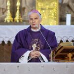 26.03.2021. Masłów. Modlitewne spotkanie upamiętniające Ojca świętego Jana Pawła II. Na zdjęciu biskup Marian Florczyk / Wiktor Taszłow / Radio Kielce