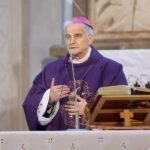 26.03.2021. Masłów. Modlitewne spotkanie upamiętniające Ojca świętego Jana Pawła II. Na zdjęciu biskup Marian Florczyk / Wiktor Taszłow / Radio Kielce