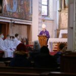 26.03.2021. Masłów. Modlitewne spotkanie upamiętniające Ojca świętego Jana Pawła II. Na zdjęciu biskup Marian Florczyk / Wiktor Taszłow / Radio Kielce