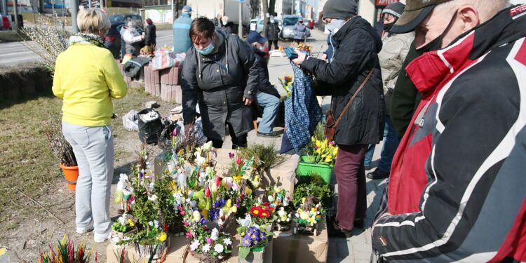 27.03.2021. Kielce. Dekoracje świąteczne na bazarze / Wiktor Taszłow / Radio Kielce