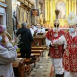 28.03.2021. Kielce. Niedziela Palmowa. Msza św. w bazylice katedralnej. Na zdjęciu (z prawej): biskup Marian Florczyk / Wiktor Taszłow / Radio Kielce