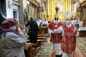 28.03.2021. Kielce. Niedziela Palmowa. Msza św. w bazylice katedralnej. Na zdjęciu (z prawej): biskup Marian Florczyk / Wiktor Taszłow / Radio Kielce