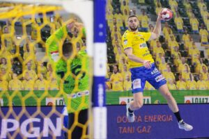 27.03.2021. Kielce. Mecz 18. kolejki PGNiG Superligi. Łomża Vive - MMTS Kwidzyn. Na zdjęciu: Branko Vujović / Wiktor Taszłow / Radio Kielce