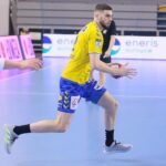 27.03.2021. Kielce. Mecz 18. kolejki PGNiG Superligi. Łomża Vive - MMTS Kwidzyn. Na zdjęciu: Branko Vujović / Wiktor Taszłow / Radio Kielce