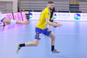 27.03.2021. Kielce. Mecz 18. kolejki PGNiG Superligi. Łomża Vive - MMTS Kwidzyn. Na zdjęciu: Branko Vujović / Wiktor Taszłow / Radio Kielce