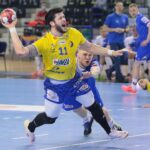 27.03.2021. Kielce. Mecz 18. kolejki PGNiG Superligi. Łomża Vive - MMTS Kwidzyn. Na zdjęciu: Nicolas Tournat / Wiktor Taszłow / Radio Kielce