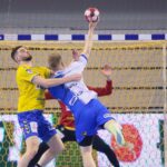 27.03.2021. Kielce. Mecz 18. kolejki PGNiG Superligi. Łomża Vive - MMTS Kwidzyn. Na zdjęciu (z lewej): Branko Vujović / Wiktor Taszłow / Radio Kielce