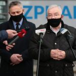 27.03.2021 Kielce. Konferencja prasowa przed szpitalem tymczasowym. Na zdjęciu (od lewej): wojewoda Zbigniew Koniusz i poseł Krzysztof Lipiec / Wiktor Taszłow / Radio Kielce