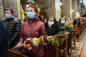 28.03.2021. Kielce. Niedziela Palmowa. Msza św. w bazylice katedralnej / Wiktor Taszłow / Radio Kielce