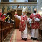 28.03.2021. Kielce. Niedziela Palmowa. Msza św. w bazylice katedralnej. Na zdjęciu (w środku): biskup Marian Florczyk / Wiktor Taszłow / Radio Kielce