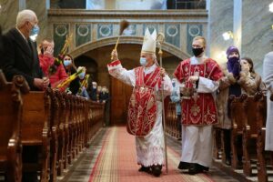 28.03.2021. Kielce. Niedziela Palmowa. Msza św. w bazylice katedralnej. Na zdjęciu (w środku): biskup Marian Florczyk / Wiktor Taszłow / Radio Kielce