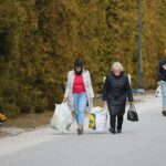 28.03.2021. Cedzyna. Łamanie nakazu noszenia maseczek / Wiktor Taszłow / Radio Kielce