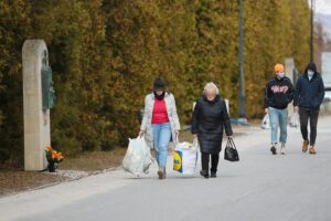 28.03.2021. Cedzyna. Łamanie nakazu noszenia maseczek / Wiktor Taszłow / Radio Kielce