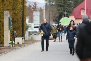 28.03.2021. Cedzyna. Łamanie nakazu noszenia maseczek / Wiktor Taszłow / Radio Kielce