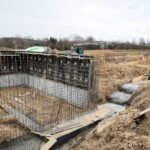 29.03.2021. Nowa Słupia. Budowa Parku Dziedzictwa Gór Świętokrzyskich / Wiktor Taszłow / Radio Kielce