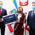 31.03.2021. Kielce. Fundusz Inicjatyw Lokalnych. Konferencja prasowa. Na zdjęciu (od lewej): Zbigniew Piątek - wójt Piekoszowa, Anna Krupka - wiceminister kultury, dziedzictwa narodowego i sportu, Krzysztof Słoń - senator / Wiktor Taszłow / Radio Kielce