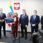 31.03.2021. Kielce. Fundusz Inicjatyw Lokalnych. Konferencja prasowa. Na zdjęciu (od lewej): Zbigniew Piątek - wójt Piekoszowa, Anna Krupka - wiceminister kultury, dziedzictwa narodowego i sportu, Krzysztof Słoń - senator, Robert Jaworski - burmistrz Chęcin, Paweł Marwicki - burmistrz Łagowa / Wiktor Taszłow / Radio Kielce