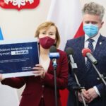31.03.2021. Kielce. Fundusz Inicjatyw Lokalnych. Konferencja prasowa. Na zdjęciu (od lewej): Anna Krupka - wiceminister kultury, dziedzictwa narodowego i sportu, Krzysztof Słoń - senator / Wiktor Taszłow / Radio Kielce